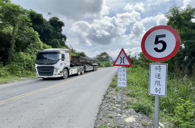 砂石车专用道全程限速40公里，仅钢便桥限速5公里，司机直呼：「太慢了！」（民眾提供／杨静茹南投传真）