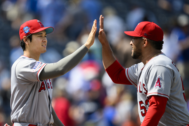 大谷翔平（左）和艾斯特维兹（右）击掌。（美联社资料照）