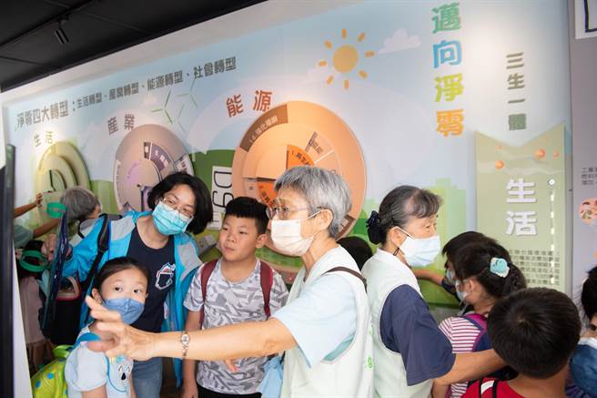 嘉义市科学168教育博览会今天开幕，大人小孩都涌入开玩了。（廖素慧摄）