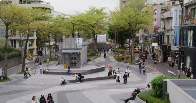 妹子出捷运见1景象怕爆，苦主嘆死缠烂打超讨厌。（图／shutterstock）