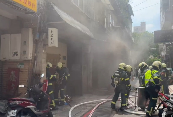 今14日下午13時27分許，台北市大同區南京西路18巷6弄內餐館廚房發生火災，2名員工受傷（一名燙傷、一名嗆傷）意識清醒，送醫檢查。（圖／翻攝畫面）