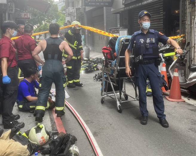 北市大同区一处餐厅厨房下午1点多冒烟起火，2名员工受伤送医。（翻摄画面）