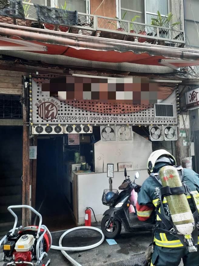 北市大同区一间餐厅起火，警消在2点多扑灭火势。（翻摄画面）