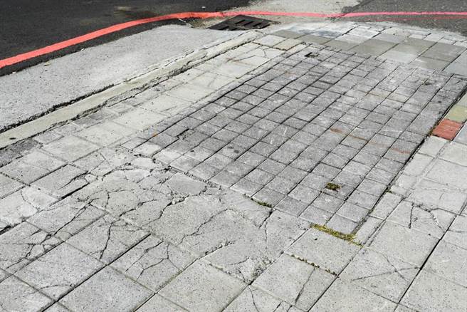 中平路人行道出现破损状况。（明孝里里长林浤泽提供／高雄洪靖宜传真）