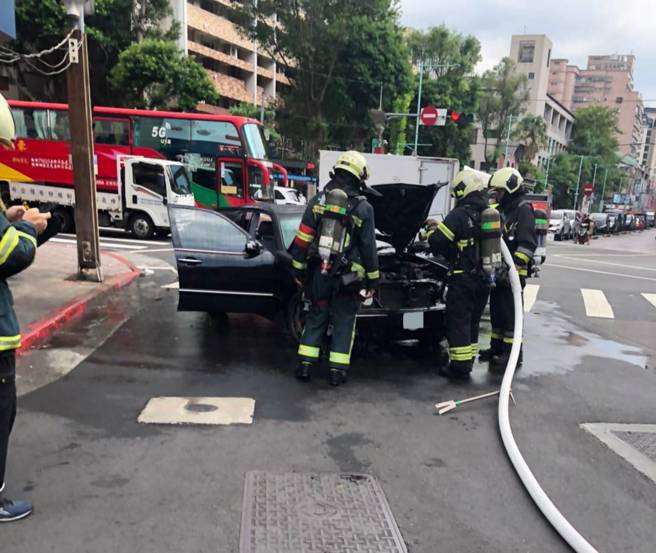 18岁苏姓男驾驶自小客车，于13时35分许由民生西路右转至寧夏路口时，发现引擎不明原因冒烟起火。（翻摄画面）