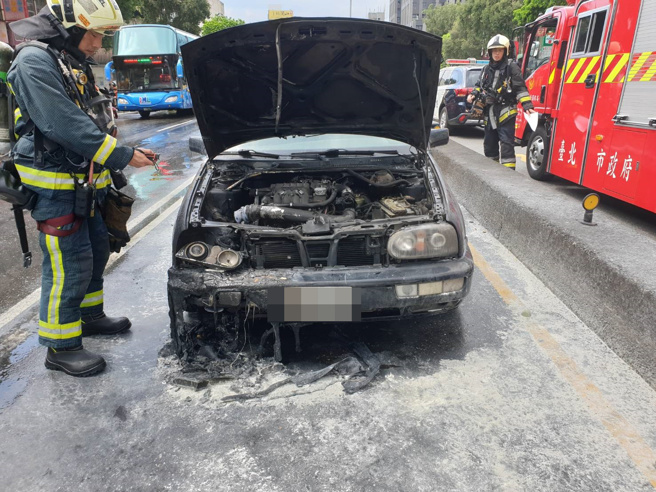 37岁何姓男驾驶13时43分，开车行经重庆北路三段与哈密街口时，闻到烧焦味后其自小客车便开始自燃。（翻摄画面）