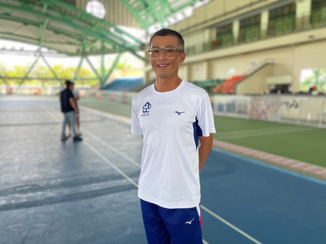 杭州亚运滑轮溜冰中华队总教练吴炯助。（毛琬婷摄）