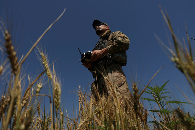 2023年7月6日，一名乌克兰军人在前线附近发射无人侦察机资料照。（路透社）