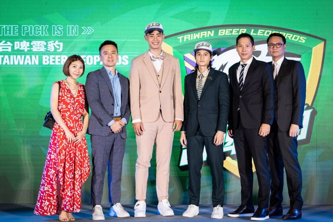 台啤云豹营运长顏行书(右二)相当满意今年选秀结果。(T1联盟提供)