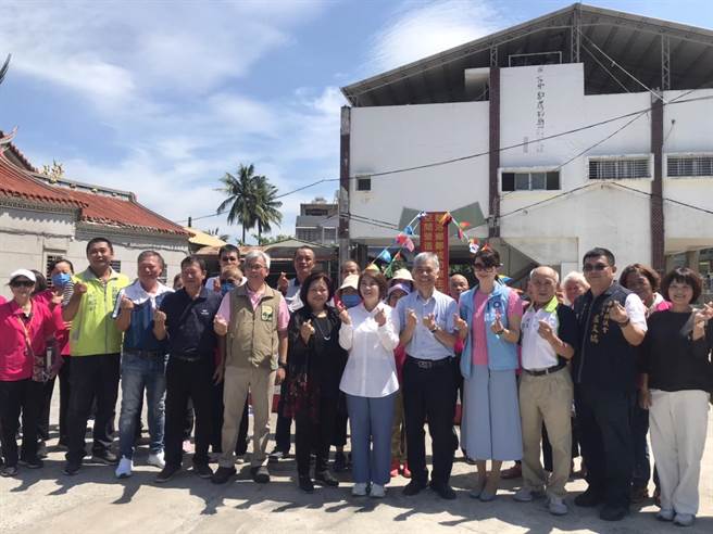 屏东「麟洛乡郑成功庙生活空间」14日动土，有多功能棚架下空间营造、旧有成功图书馆閒置空间再利用及、以及文化故事艺术装置等建设，预计明年2月完工。（谢佳潾摄）