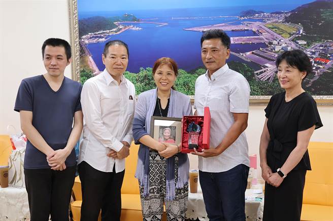 竹中信子长女中村景子(中)、次子中村真树(左二)、孙子竹中蓝水(左一)、外甥女西村幸子(右一)等人，今拜访苏澳镇长李明哲（右二）。（苏澳镇公所提供／李忠一宜兰传真）