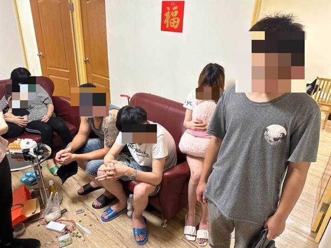 现场查获3男1女，其中李男及张男分别持有毒咖啡包及安非他命，依毒品罪嫌移送基隆地检署侦办。（基隆市警察局提供／徐佑升基隆传真）