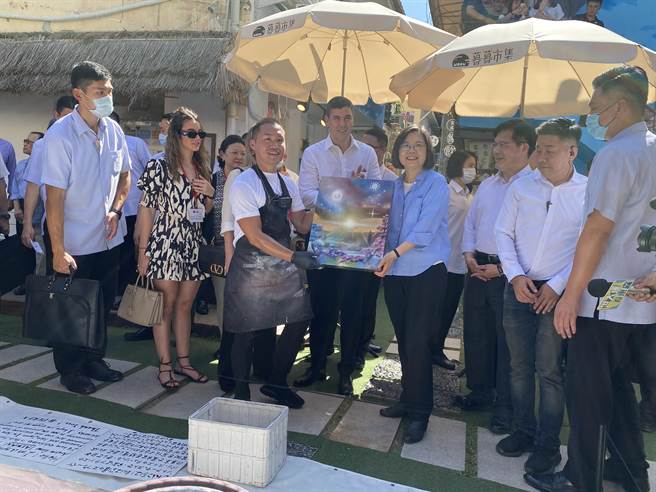 蔡总统陪同巴拉圭准总统参访审计新村。（陈淑芬摄）