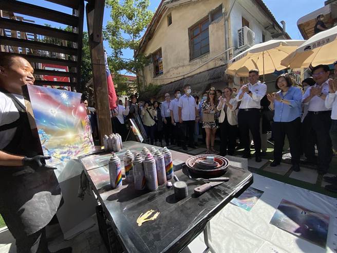 蔡总统陪同巴拉圭准总统参访审计新村。（陈淑芬摄）