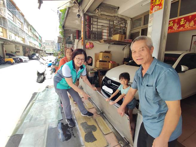 台中市大里區十九甲地區地勢低窪，其中新仁路一段105巷周遭住宅每遇豪雨就淹水，居民只好在門前設置防水閘門或用紅磚墊高門檻，以防大雨全部淹進住家。（台中市議員張芬郁提供／潘虹恩台中傳真）