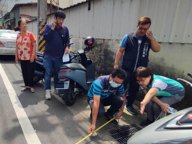 台中市大里區十九甲地區地勢低窪，常遇大雨就淹水，台中市議員張芬郁與相關單位14日進行會勘。（台中市議員張芬郁提供／潘虹恩台中傳真）