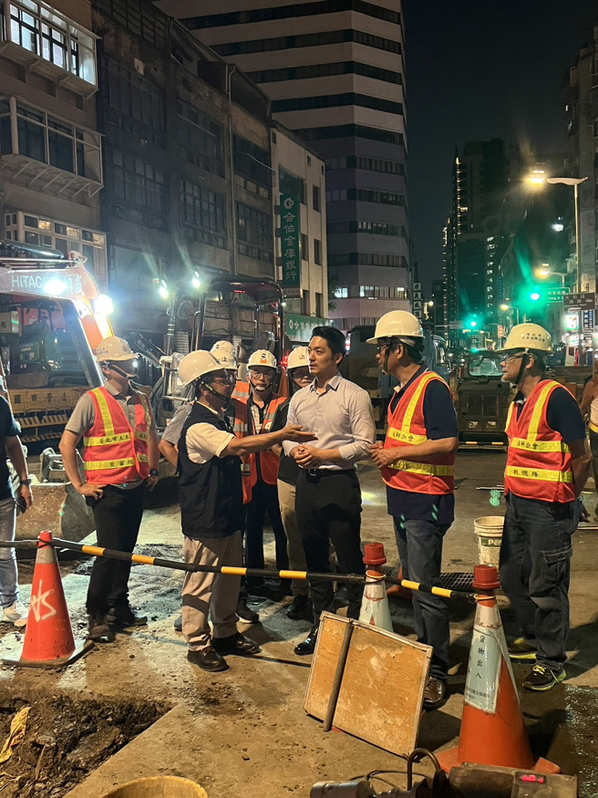蒋市长于本次灾害开设期间两度至灾害现场视察施工进度。（图／北市消防局提供）