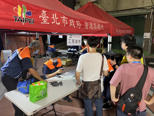大同区南京西路311号前道路出现塌陷，消防局赶赴现场设置「前进指挥所」。（图／北市消防局提供）