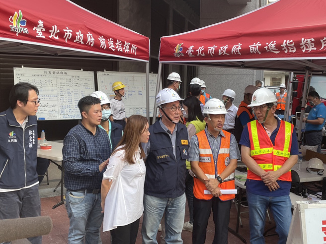 李四川副市长更是每日到场视察工程抢修进度，并与工务局讨论工程施作方向。（图／北市消防局提供）