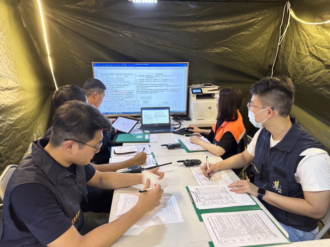 大同区南京西路311号前道路出现塌陷，消防局赶赴现场设置「前进指挥所」。（图／北市消防局提供）