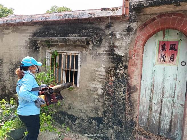 台南登革熱累計322例，防疫人員持續消清。(台南市衛生局提供／曹婷婷台南傳真)