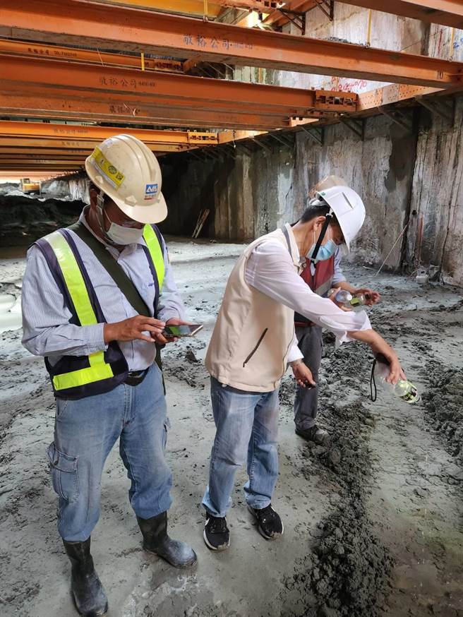副祕書長邱忠川(中)率稽查人員至青年路鐵路地下化C213及C214工程地點進行稽查。(台南市衛生局提供／曹婷婷台南傳真)