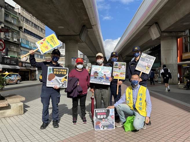 为了推广年长者与行人用路安全，北市士林警分局除了加派人力于长者多的据点进行宣导外，士林分局也利用社交平台办理交安宣导抽奖活动，关怀年长者及行人在外用路习惯。（士林分局提供／丁上程台北传真）
