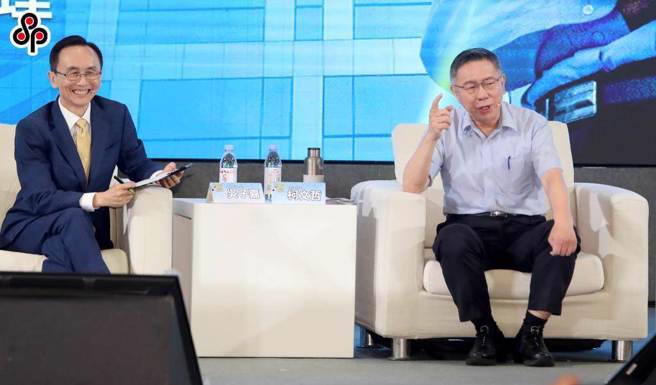 媒體人黃揚明指出，董事長開講的YouTube影片，只有柯文哲的場次沒有被按大量倒讚。圖為民眾黨總統參選人柯文哲9日上美麗島電子報董事長吳子嘉的「董事長開講－台北粉絲見面會」活動。（本報資料照片）