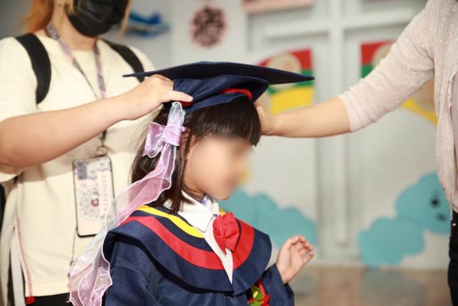 伊甸基金會東港早療中心14日為6名發展遲緩兒「慢飛天使」，舉辦人生第一場畢業典禮。（謝佳潾攝）