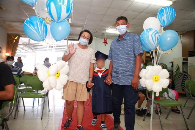 伊甸基金會東港早療中心14日為6名發展遲緩兒「慢飛天使」，舉辦人生第一場畢業典禮。（謝佳潾攝）