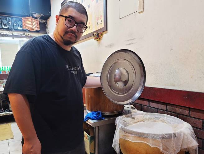 新北中和便当店，徐老板霸气提供「内用免费续饭」。（游定刚拍摄）