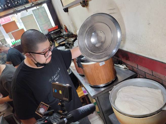 徐老板透露一天煮约10锅饭，一锅约50人份。（游定刚拍摄）