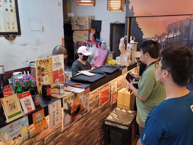 店内用餐时间人潮络绎不绝。（游定刚拍摄）