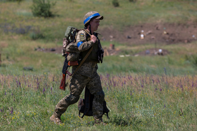 2023年6月22日，一名烏克蘭軍人在前線附近的訓練場散步資料照。（路透社）