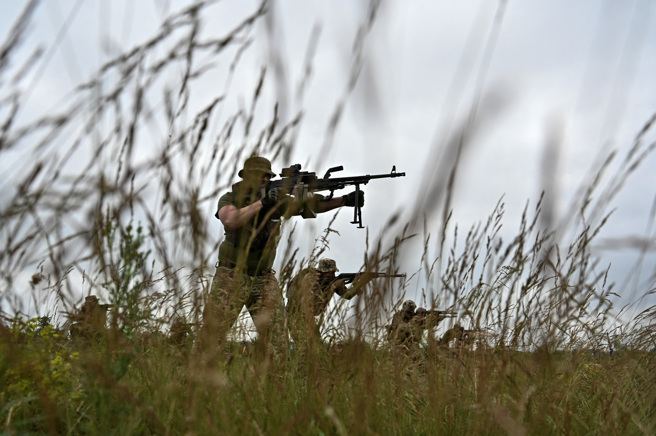 2023年6月15日，烏克蘭扎波羅熱州，烏克蘭軍人在前線後方的訓練場參加演訓資料照。（路透社）