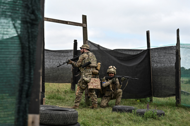 2023年6月15日，烏克蘭扎波羅熱州，烏克蘭軍人在訓練場參加演訓資料照。（路透社）
