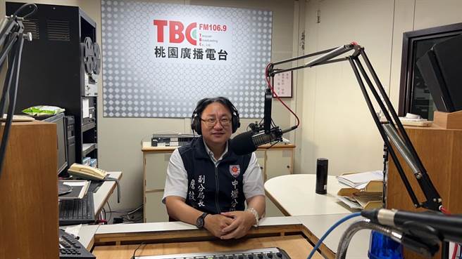 桃園市中壢警方13日受到桃園廣播電台FM106.9邀請，擔任一日廣播員，向聽眾說明詐騙手法呼籲別受騙。（翻攝照片／蔡明亘桃園傳真）