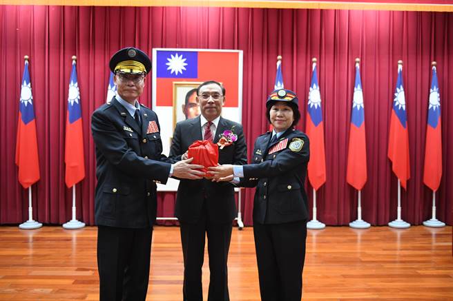 叶贞伶(右)调派台北监狱典狱长(矫正署提供)