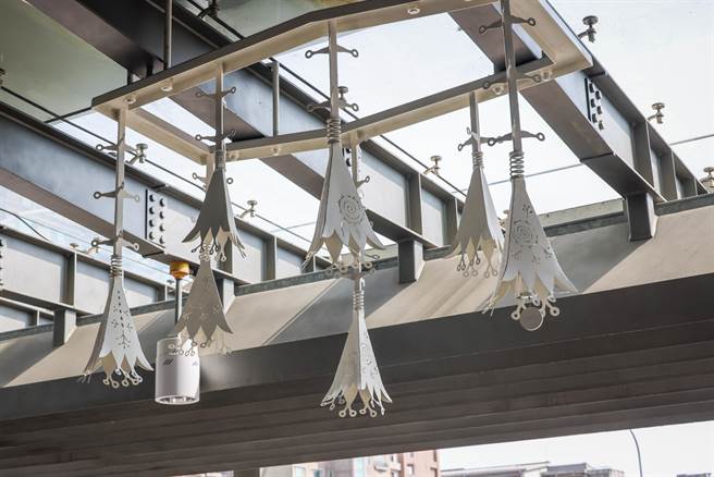 「原力进站」艺术装置邀请桃园在地与原住民族艺术家共同设展。（桃市府提供／蔡明亘桃园传真）