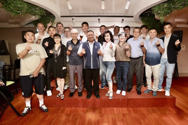 宏国篮球队家族团聚晚宴今天在凯萨大饭店举行。(宏国提供)