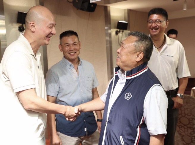 宏国副董事长林鸿道跟昔日子弟兵开心聊天。(宏国提供)