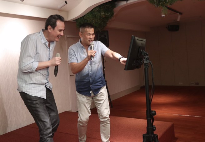 郑志龙(左)跟周俊三上台合唱当年职篮三剑客歌曲。(宏国提供)