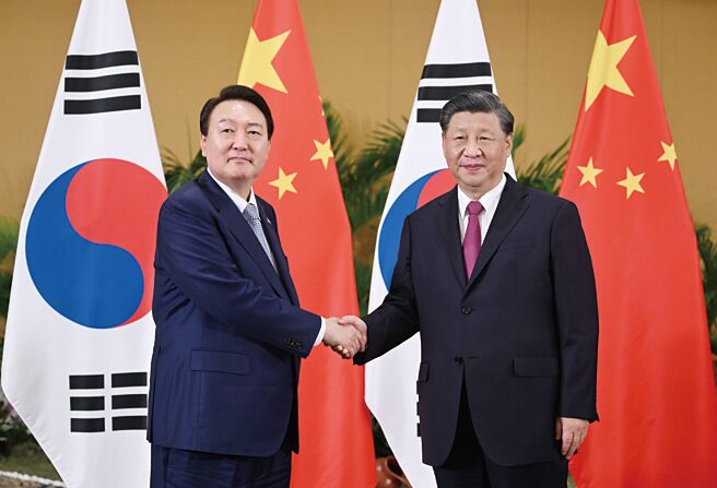 韩国地方政府的行政首长认为，应持续与中方推进地方政府和民间交流，降低双边关系的不确定性。图为中国国家主席习近平，在峇里岛会见韩国总统尹锡悦（左）。（新华社）