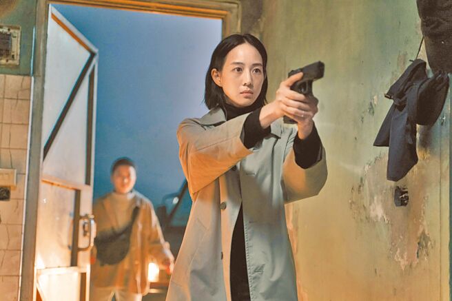 张钧甯为扮演干练女警，在家勤练举枪、擒拿术。（华映提供）