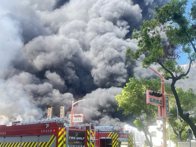 高雄市楠梓区楠梓加工区中央路塑美贝今天上午发生火警传出爆炸声响，高雄市消防局出动19车50人抢救中。（民眾提供／林雅惠高雄传真）