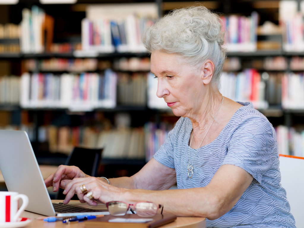 澳洲研究发现，老年人经常写日记、写信、使用电脑，有助降低失智风险。（示意图／Shutterstock）(photo:ChinaTimes)
