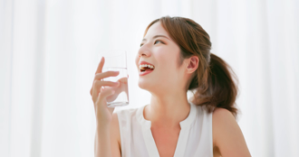喝什麼最解渴？白開水非首選 研究揭「1飲品」營養更保水