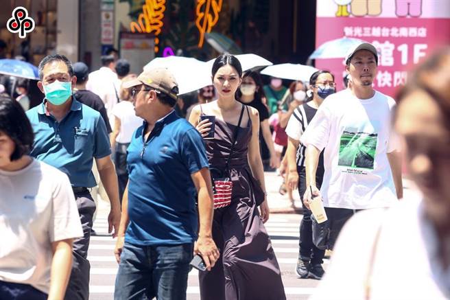 中央气象局预报指出，今天（１５日）白天天气炎热，各地高温普遍都有３３到３５度，除了新竹、宜兰及臺东之外，其他县市都容易出现局部３６度以上高温，臺北市则有机会来到３８度。（报系资料照）