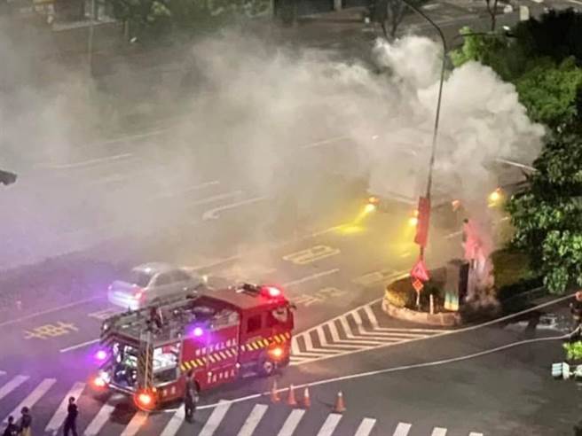 今日凌晨三民区民族、建工路口交通号志箱不明原因起火冒白烟，警消获报到场出水降温。（摘自高雄人大小事／崔正纲高雄传真）