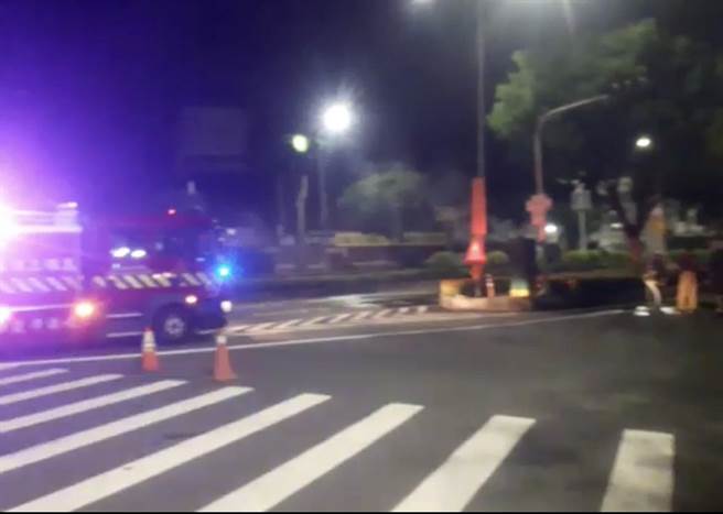 交通号志箱不明原因起火冒白烟，警消扑灭后，再由交通局号志灯维修小组人员处理。（翻摄照片／崔正纲高雄传真）